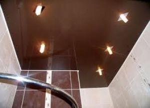 Выдержит ли натяжной потолок повышенную влажность ванной комнаты